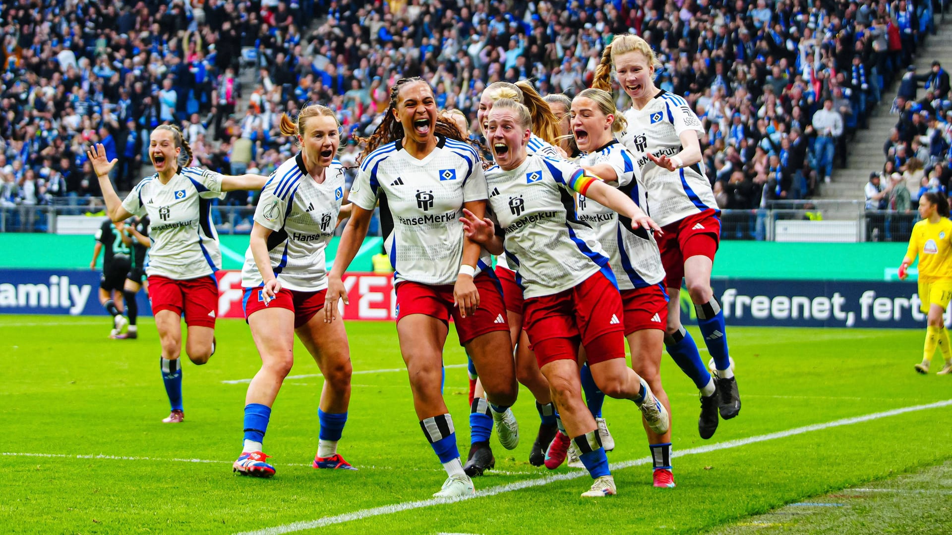 The HSV players cheer the 1-1 against Werder Bremen: Create the Bundesliga promotion. Play regularly in the Volksparkstadion.