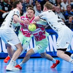 Fox handball player Mathias Gidsel in the game in Kiel in a duel with two opponents. Source: Imago Images/Eibner