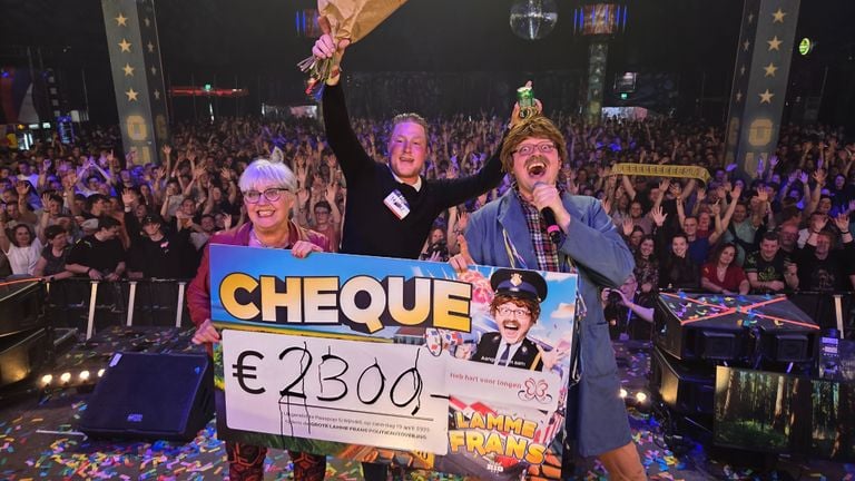 Hein (in the middle) had only a few beers on when he participated in the auction (photo: Noël van Hooft).