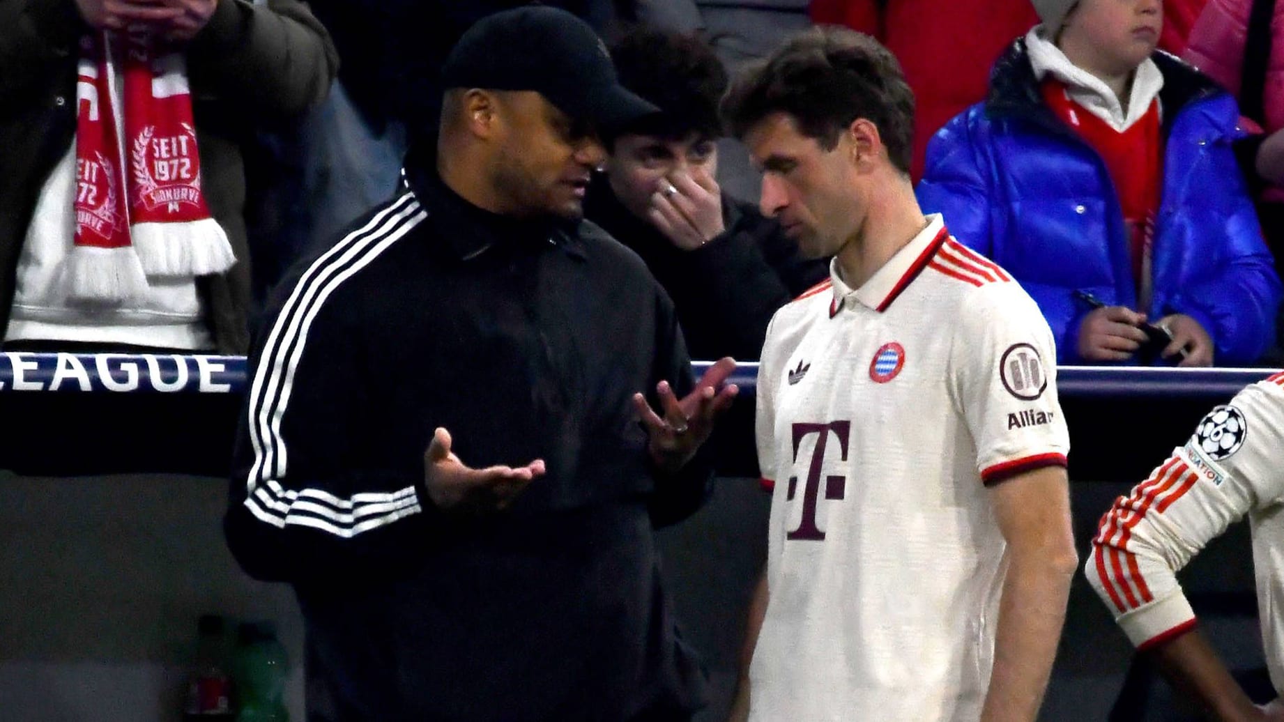 Bavaria coach Vincent Kompany (left) with Thomas Müller at the age of substitution: Poker?