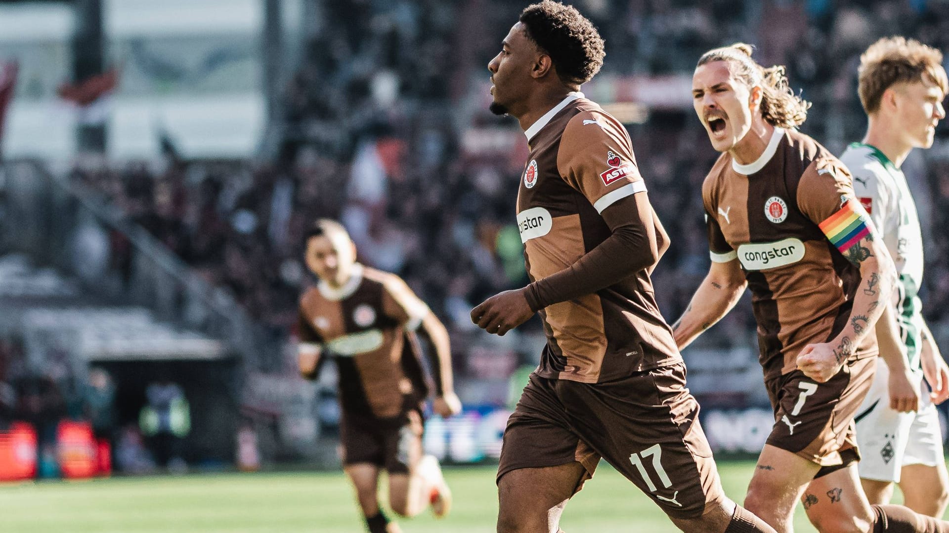 Oladapo Afolayan (front) celebrates: The offensive man hit late against Gladbach.