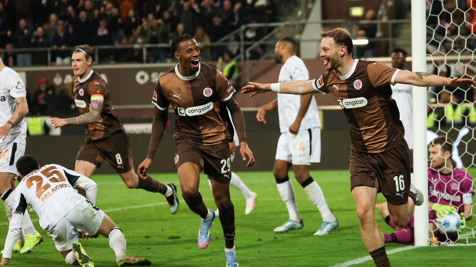 Carlo Boukhalfa (right) cheers: he scored for FC St. Pauli.