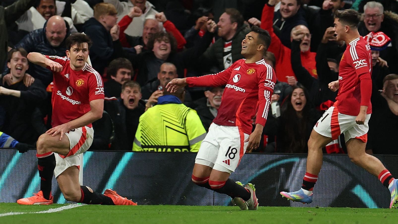 Harry Maguire (left) and Co. cheer in Manchester: The extension to Lyon was tough.