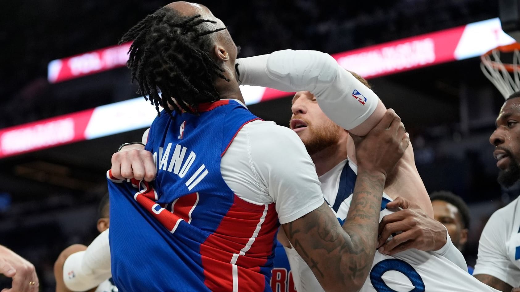 Ronald Holland II from the Pistons (left) in the fight with Donte Divincenzo (number 0) from the Timberwolves: The game had a longer interruption.