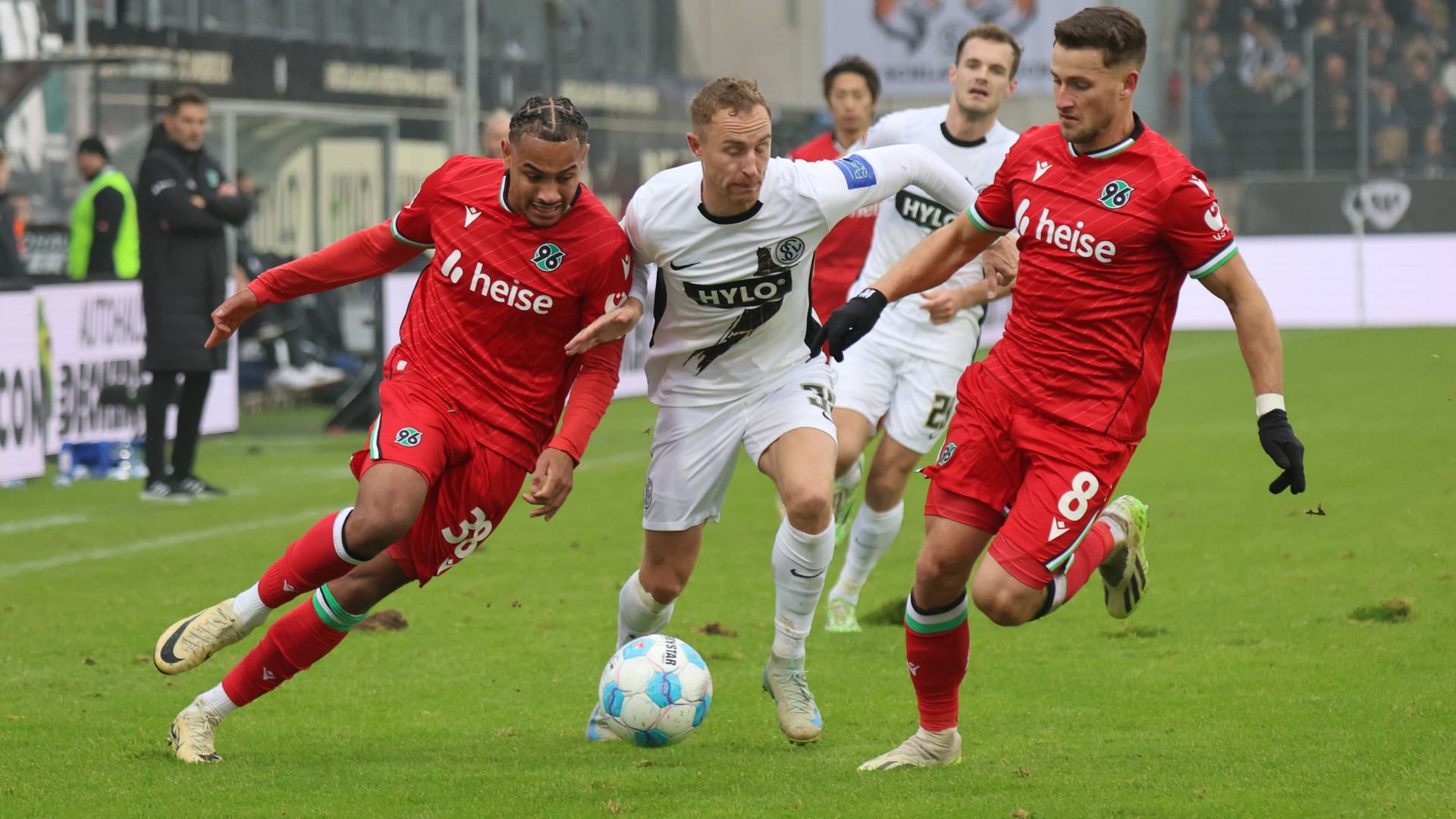 Maurice Neubauer (m.) In a duel with Thaddäus Momuluh (left) and Enzo Leopold (right): The 28-year-old changes to Hannover 96 in summer.