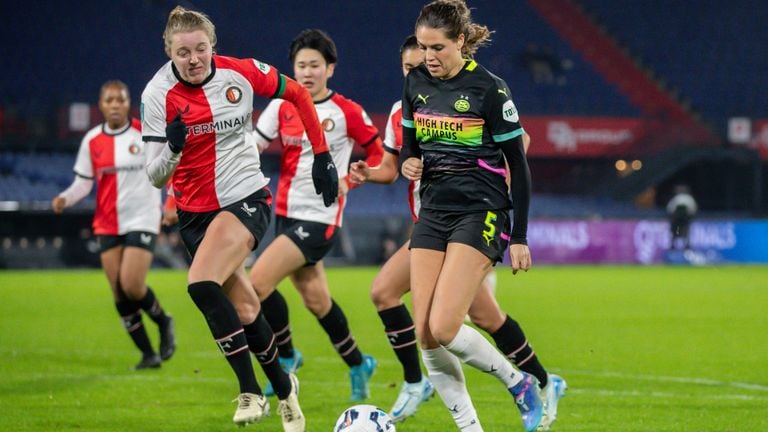 PSV defender Melanie Bross steams against Feyenoord (photo: Leiting GAO/Orange Pictures).