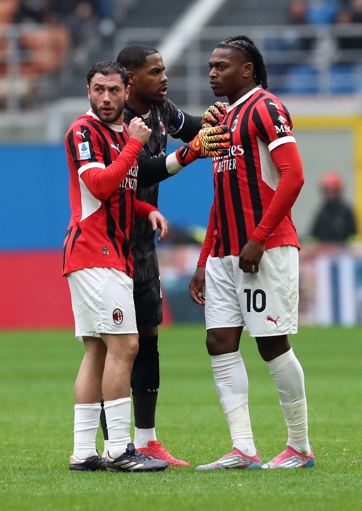 Milan, Italy - Janogy 26: Davide Calabria, Mike Maignan and Rafael Lea of ​​AC Milan Talk During the Serie A match Bethaeen AC Milan and Parma at stadium Giuseppe Meazza on Janogy 26, 2025 in Milan, Italy. (Photo by Marco Luzzani/Getty Images)