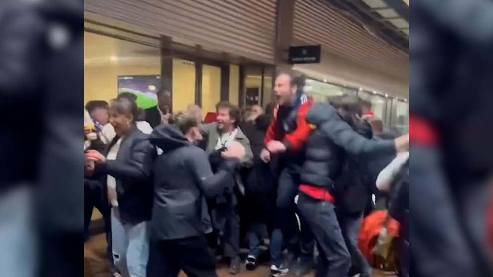 Sie glaubten nicht mehr ans Wunder: ManUnited-Fans rasten vor Stadion-Klos komplett aus
