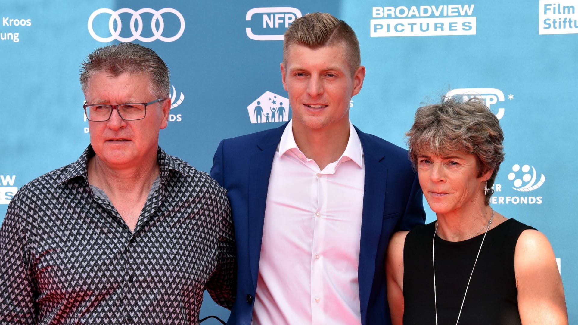 Toni Kroos (center) with father Roland and mother Birgit: she had a big impact on his career.