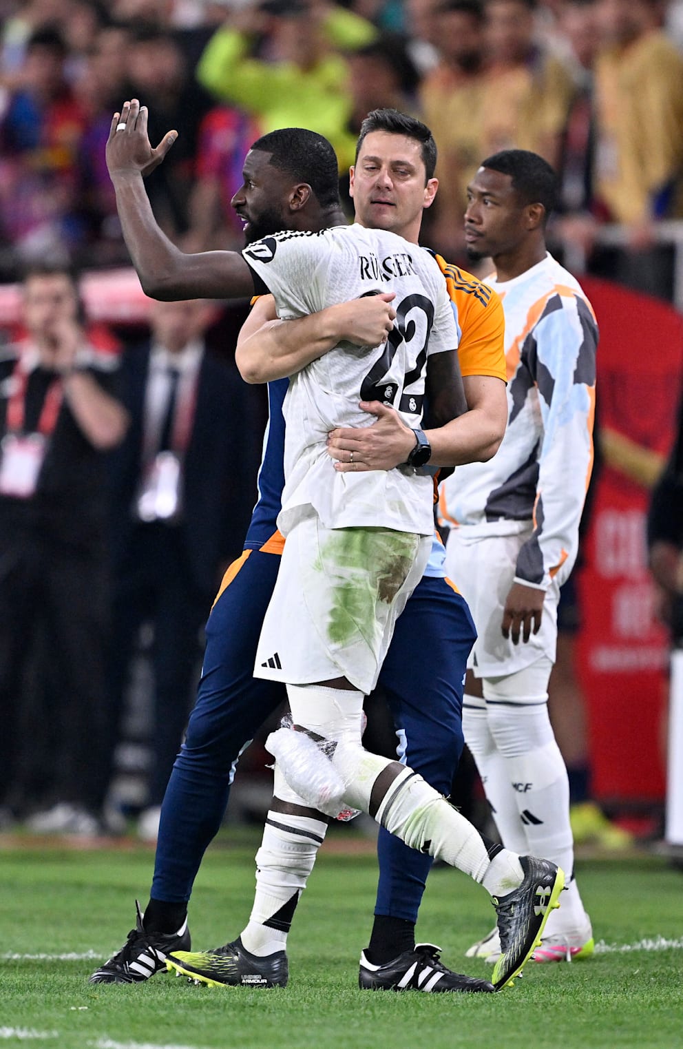 Real-Verteidiger Antonio Rüdiger (32) muss zurückgehalten werden. Kollege David Alaba (32) schaut zu