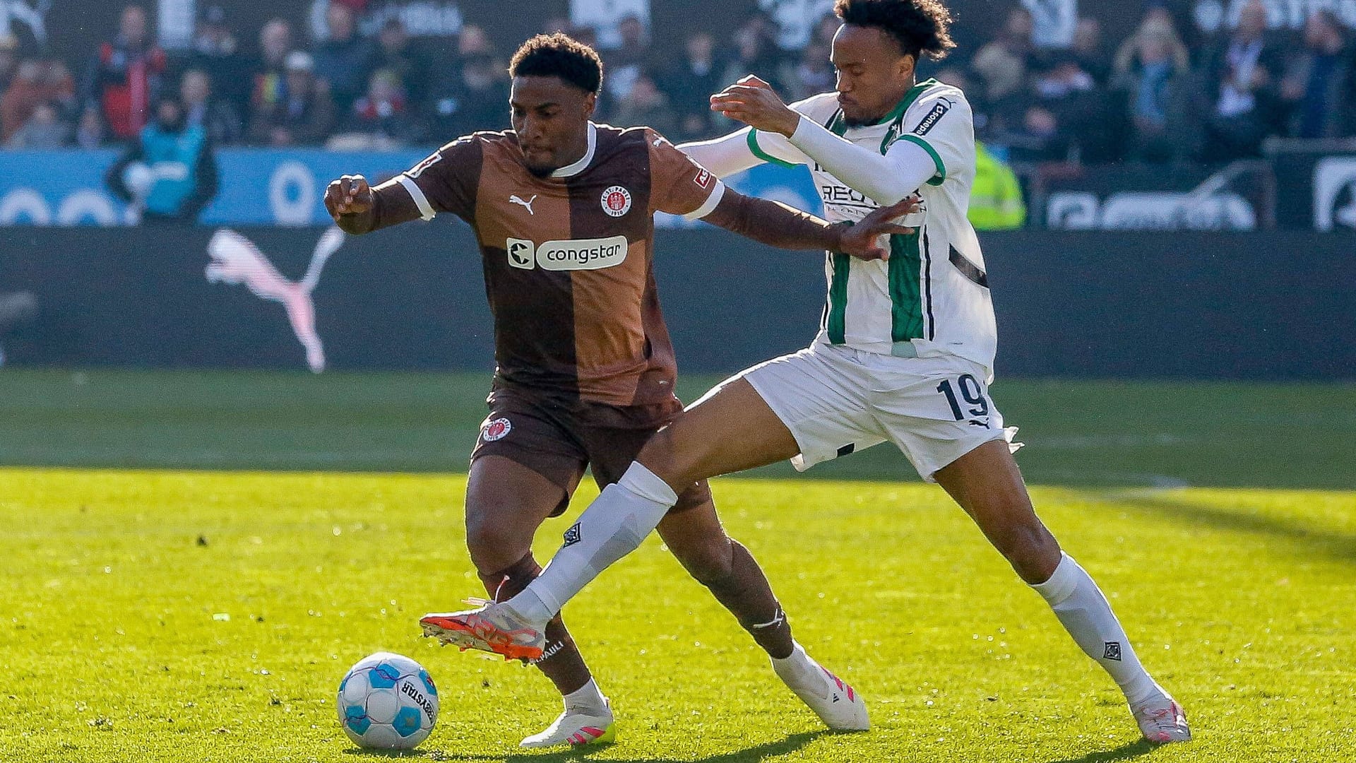 Nathan Ngoumou (right) in the game against St. Pauli on Sunday: After the game, the wing striker hurt.