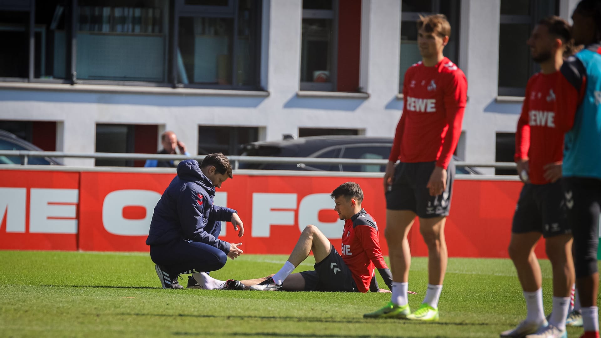 Dejan Ljubicic was treated in the team training of the 1st FC Köln on Tuesday morning and had to go to the cabin early.