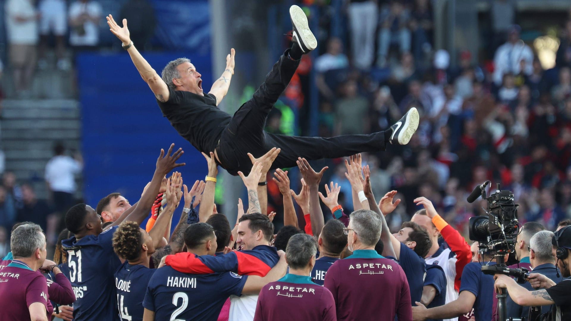 The team celebrates Luis Enrique: it is his second season as a PSG coach.