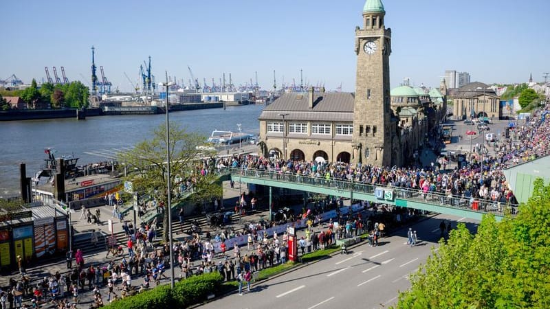 The Hamburg Marathon along the Landungsbrücken: One person had to be reanimated on Sunday.