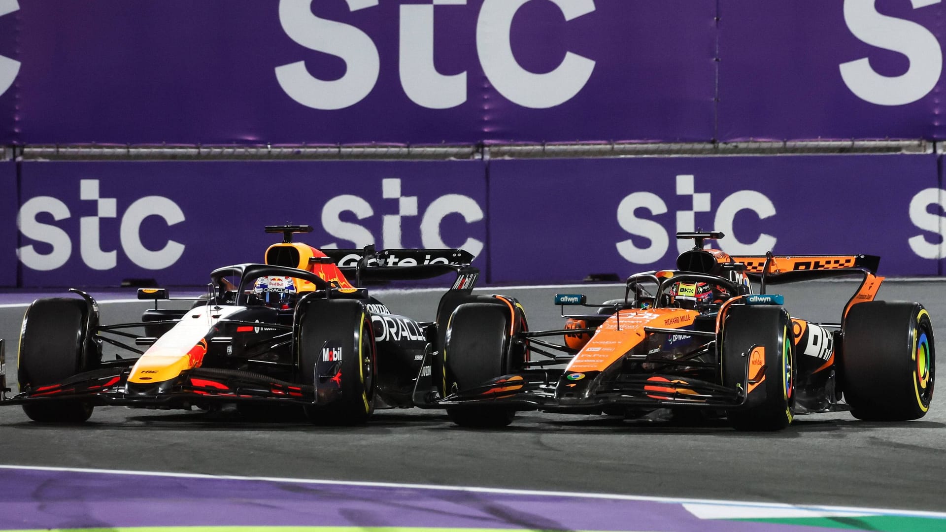 Oscar Piatri (right) in a duel with Max Verstappen: The scene became crucial.
