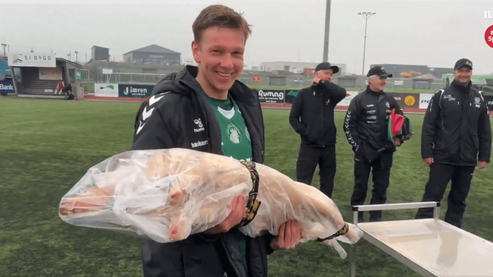 Special price in Varhaug: the "Player of the game" received a pig on Sunday.