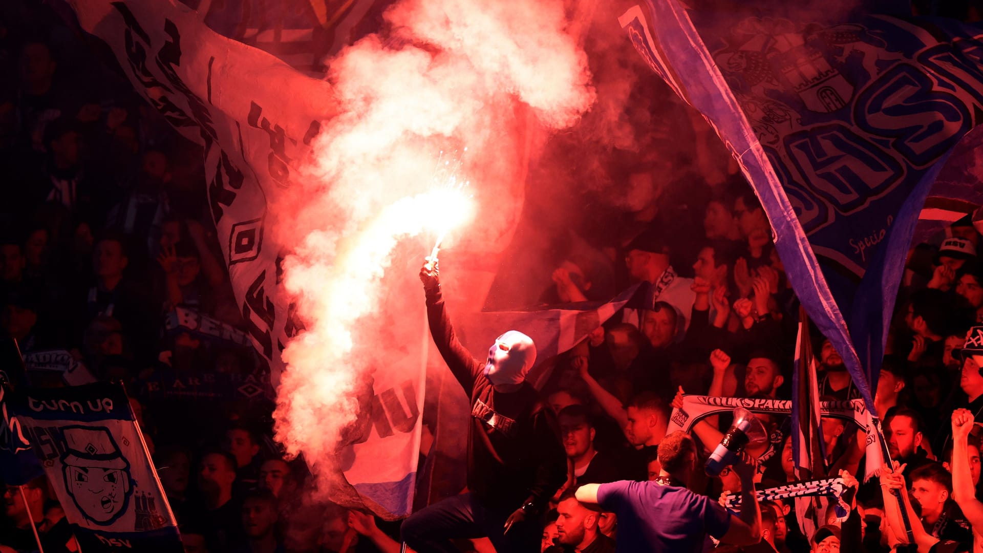 Pyrotechnics playing against Schalke 04: The HSV fans ignited a lot of fireworks. Pyrotechnics playing against Schalke 04: The HSV fans ignited a lot of fireworks.
