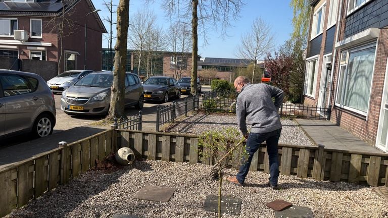 Local resident Martin sees the chaos of parking festival visitors from his garden and behind his window (photo: Omroep Brabant).