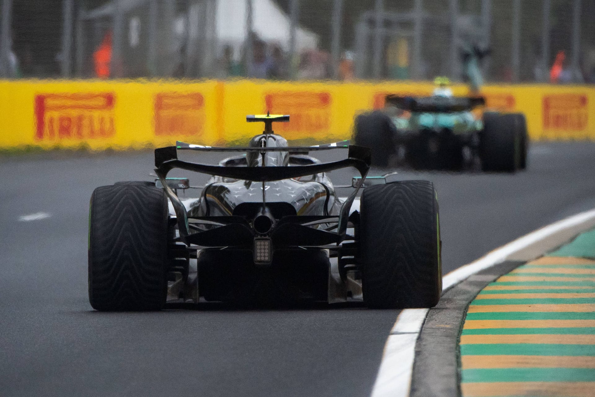 Kimi Antonelli uses the DRS: The opened rear wing reduces the wind resistance and enables higher speeds.