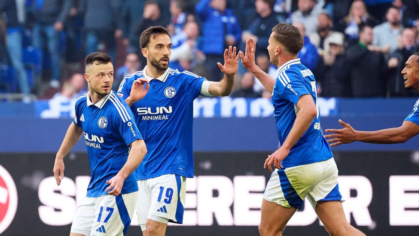 Cheers at FC Schalke 04: The club completes the second second division season in a row.