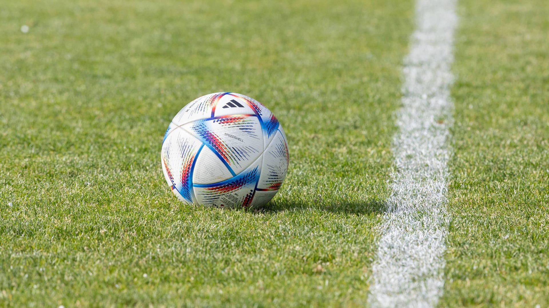 A football is on the lawn: the game in Milwaukee was overshadowed by shots.