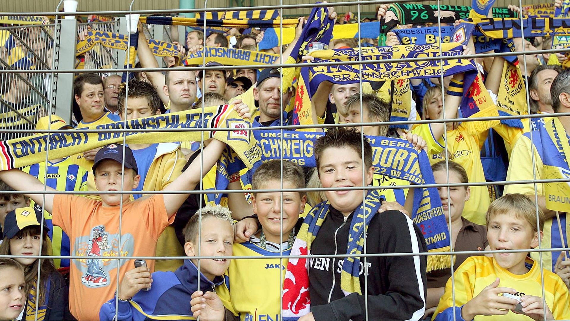 Young fans in the Eintracht Stadium (archive picture): Students get tickets much cheaper for playing against Paderborn.
