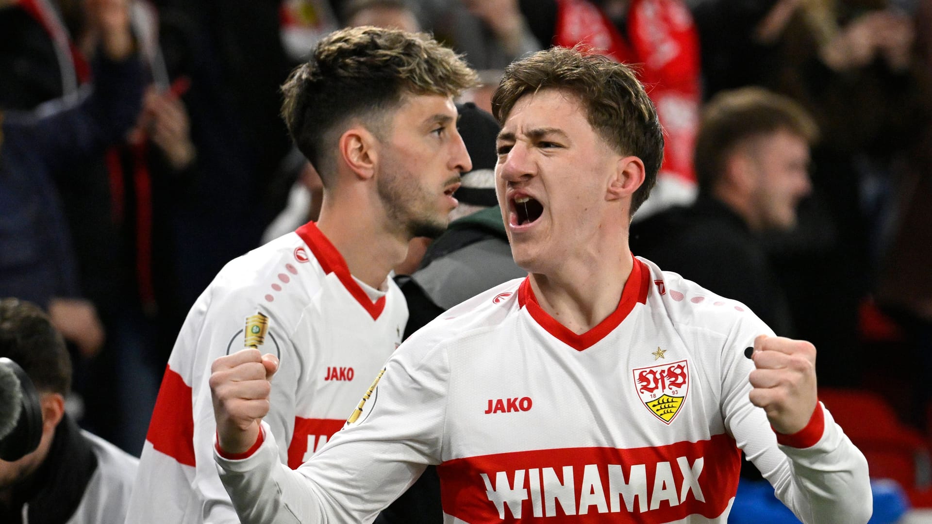 Angelo Stiller (right) cheers: he initiated the Stuttgart victory with a dream goal.