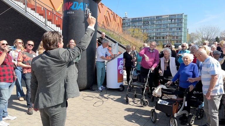 Alderman Förster does the starting signal at the walker race (photo: Omroep Brabant).