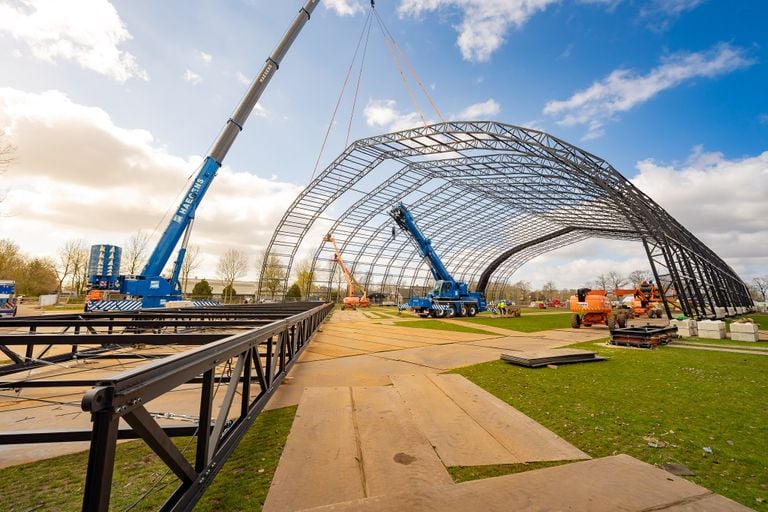 'The Giant' during the build -up on Paaspop (photo: BNL tent concept).