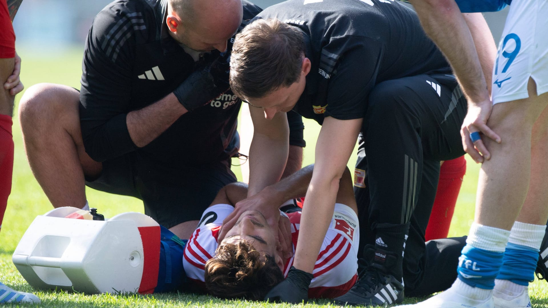 Diogo leads on the ground: he was hit by a ball on the neck.