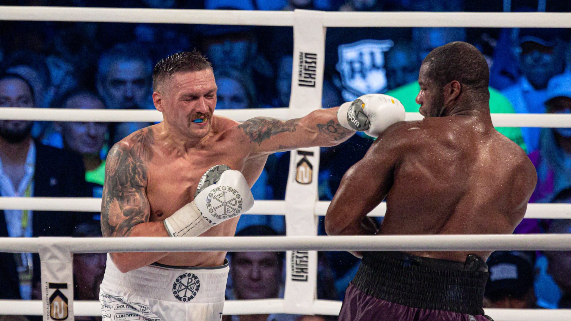 Oleksandr USYK (left) in action against Daniel Dubois. (Archive image)