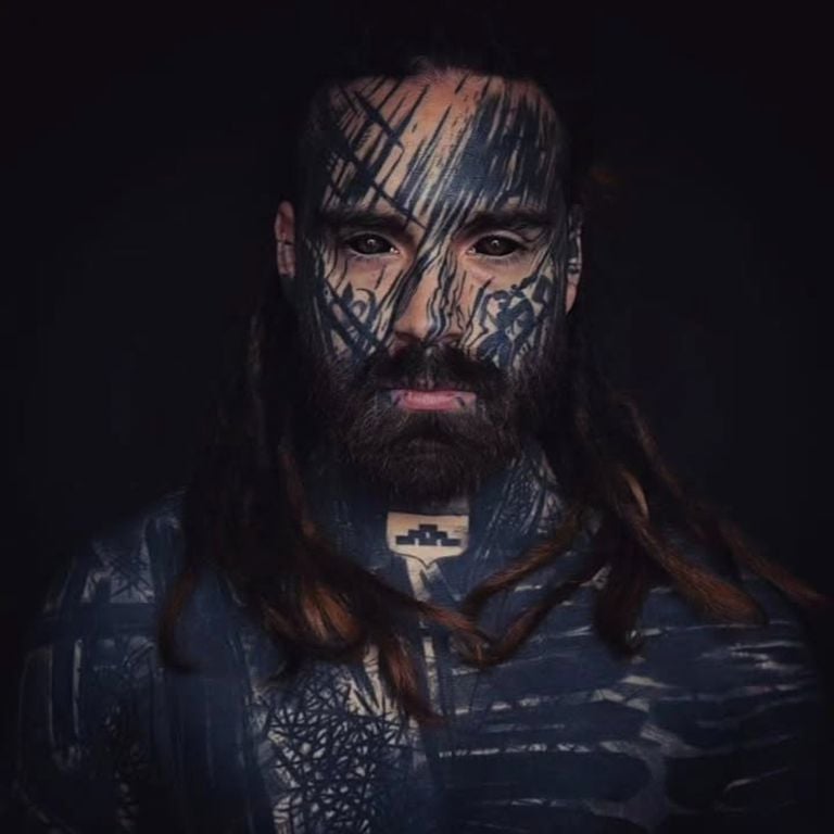 William has tattooed herself almost completely black in Brutal Black style (photo: portraits of march).