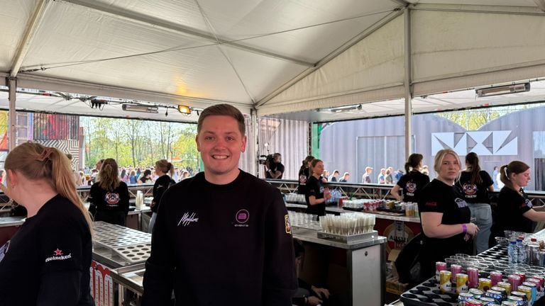 Menno controls bar staff as a bar head (photo: Omroep Brabant).