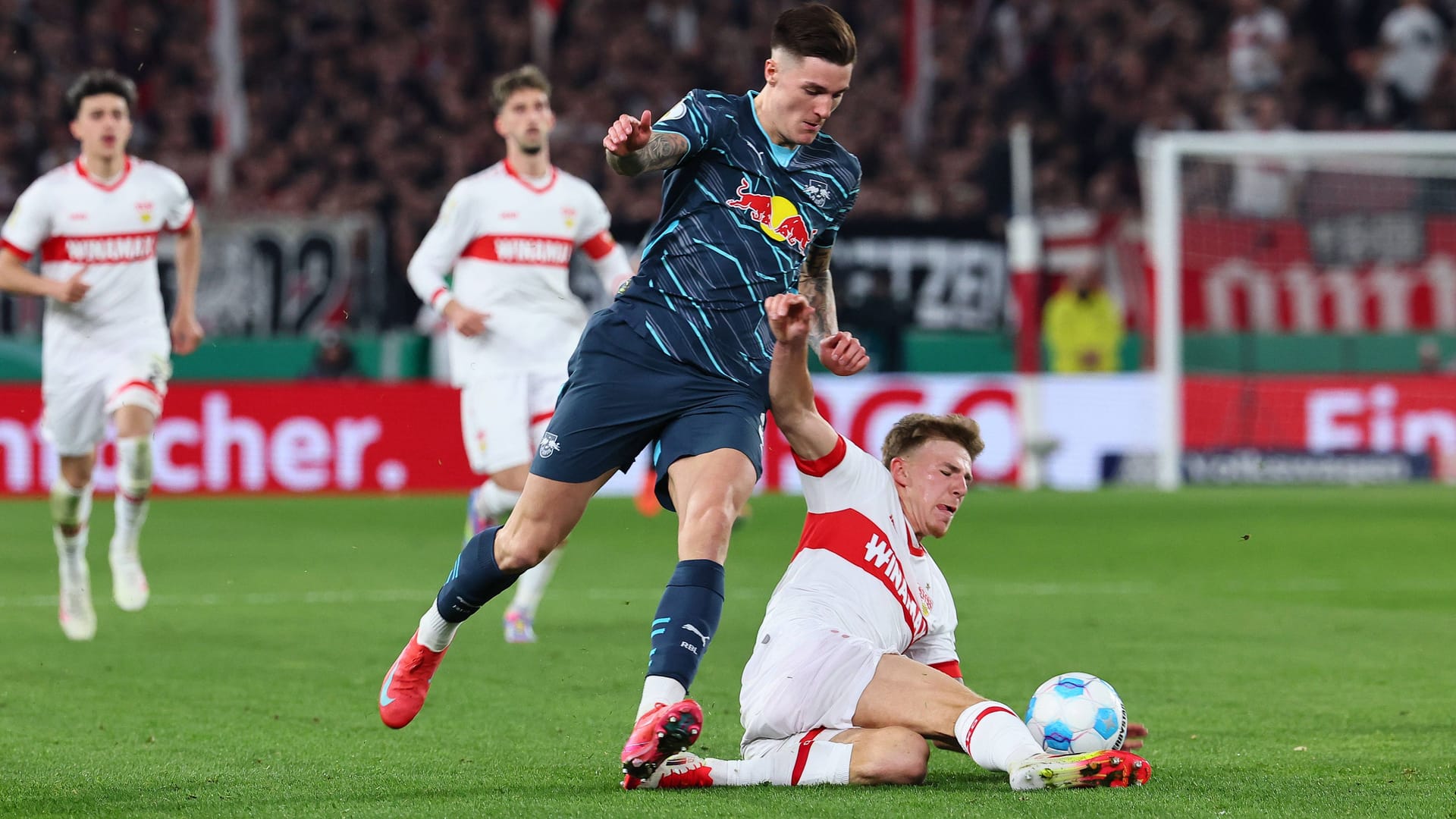 Benjamin Šeško (left) in action: He scored the connection goal for RB Leipzig.