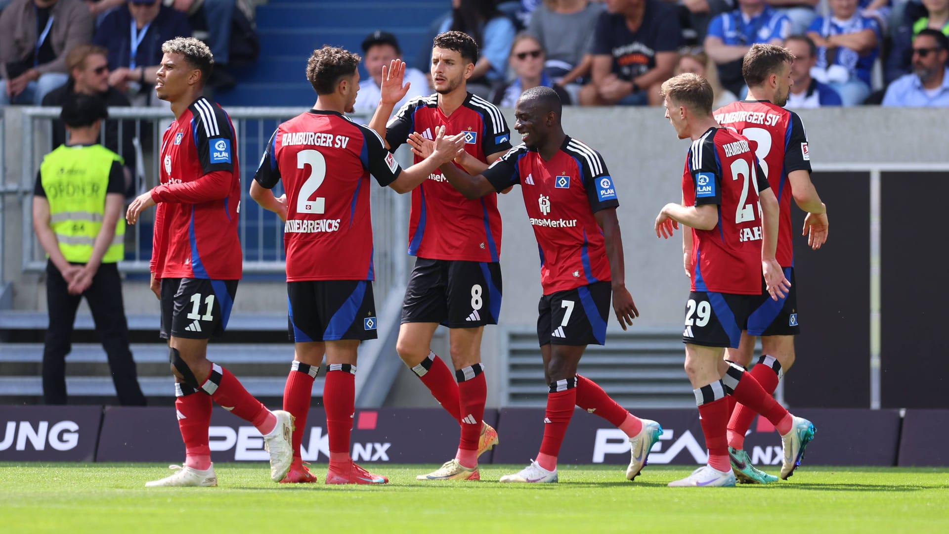 Cheers with the HSV players: In Darmstadt, the Hamburgers managed to end the seriesless series after three games.