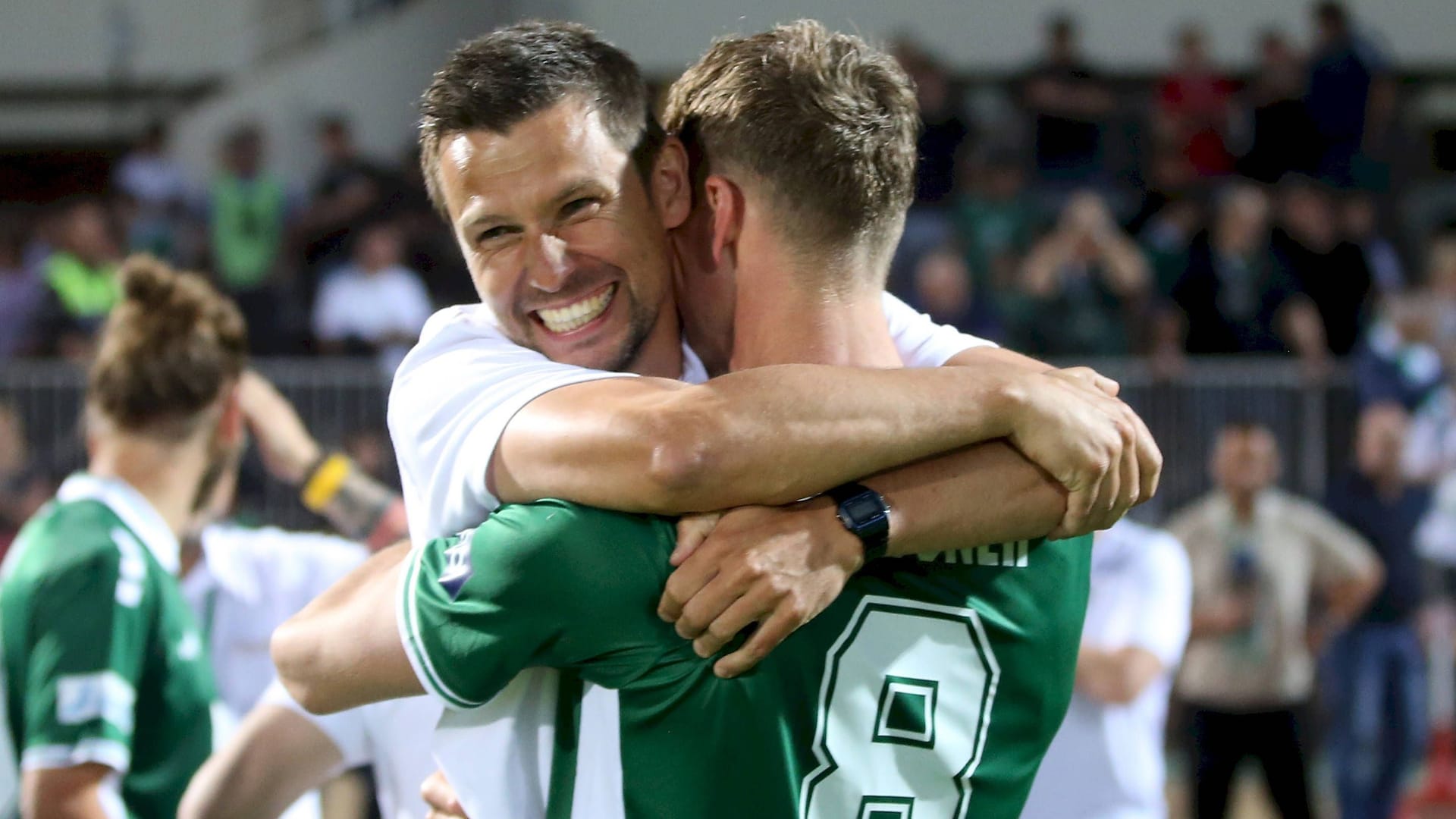 Sports director Andreas Brendler (left) celebrates with Thomas Meissner: The cheering in Schweinfurt was great.