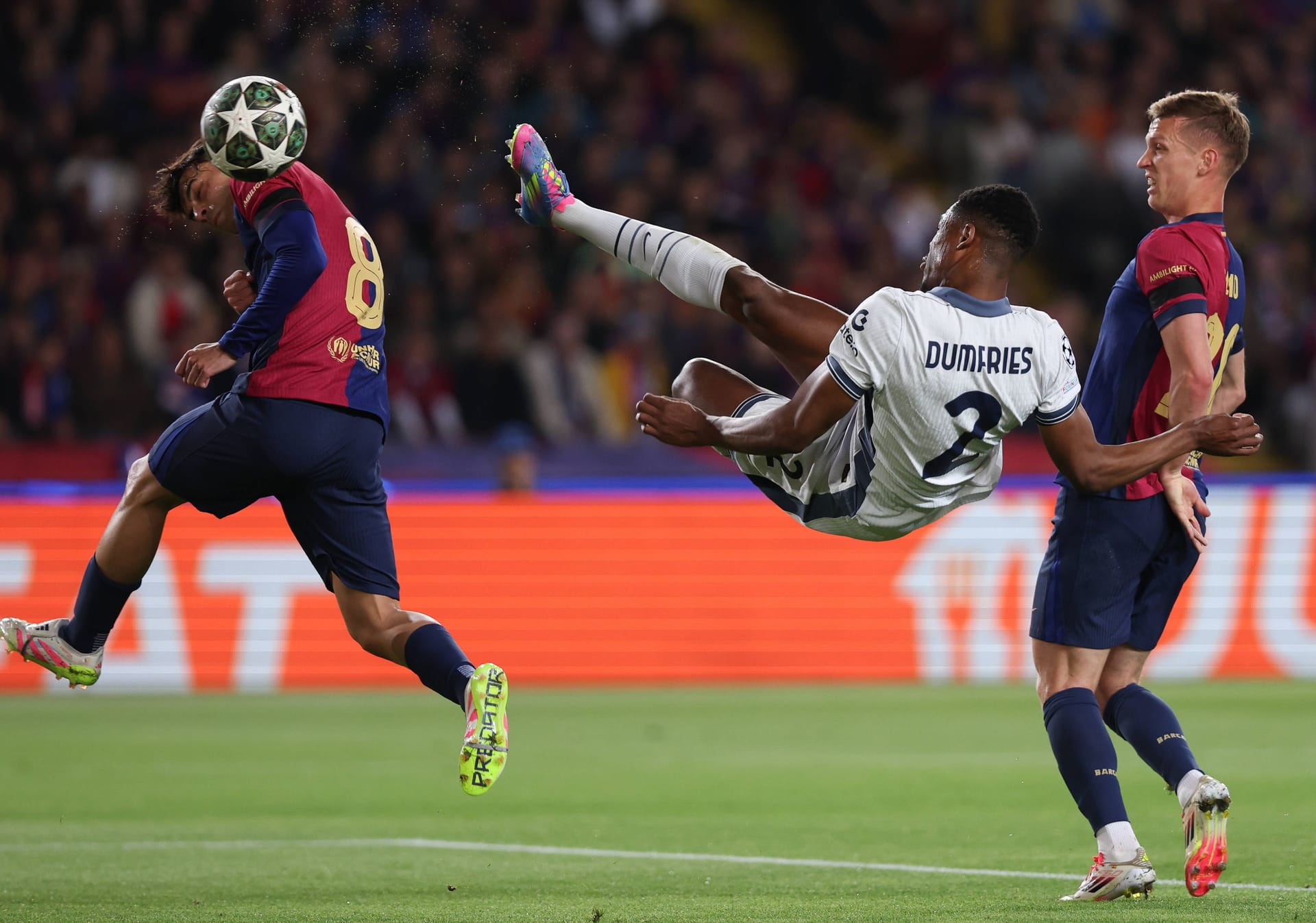 Denzel Dumfries in the air: he scored a spectacular goal.