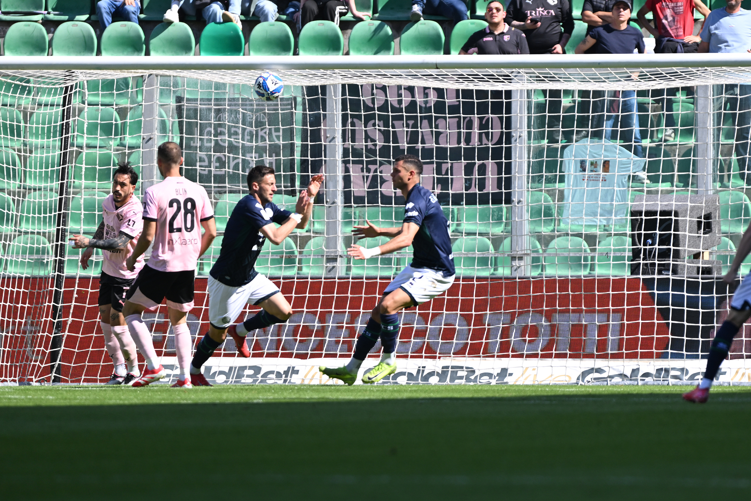 Photo Giovanni Isolino/LaPresse 01 May 2025 Palermo, Italy - Sport, Calcio - Palermo vs Sudtirol - Serie B football championship 2024/2025 - Renzo Barbera stadium. In the photo: Exultation Goal 1-1 Antonio Barreca May 01, 2025 Palermo, Italy - Sport, Soccer - Palermo vs Sudtirol - Italian Football Championship League B 2024/2025 - Renzo Barbera Stadium. In the pic: Celebrates After Scoring The 1-1 Goal Antonio Barreca