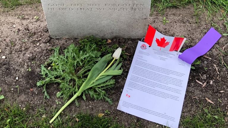 The students left a tulip and a letter, poem or drawing (photo: Willem-Jan Joachems)