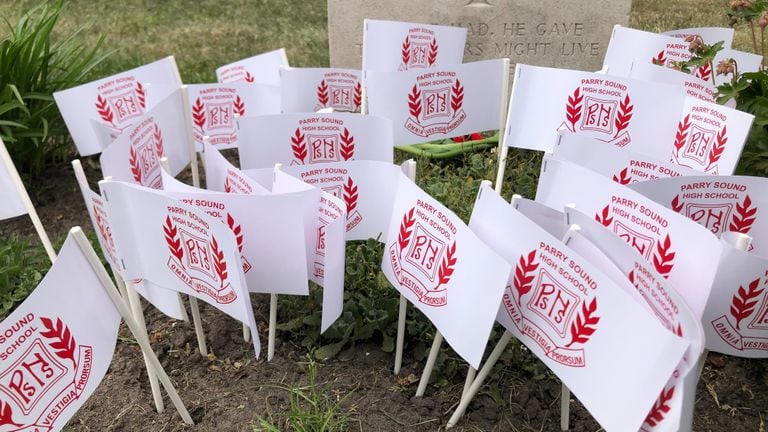 Pupils of this high school each left a flag behind a stone (photo: Willem-Jan Joachems)
