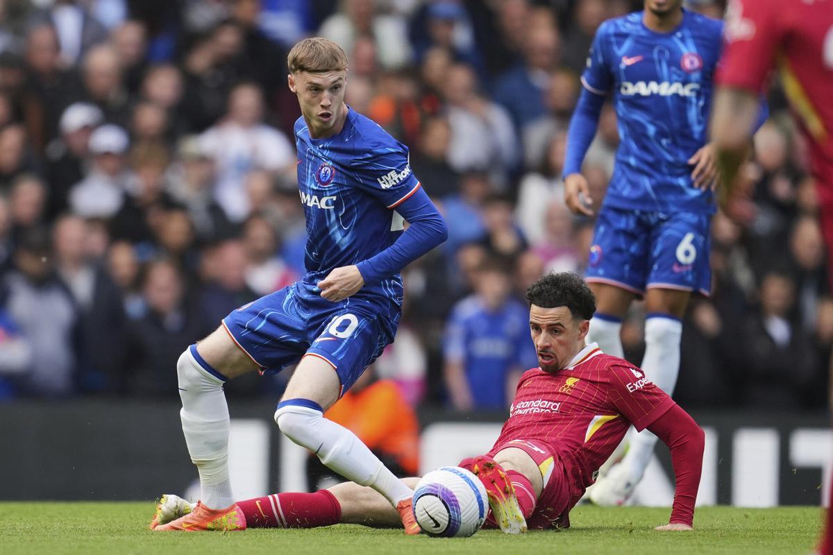 Liverpool's Curtis Jones, bottom, challenges Chelsea's Cole Palmer during the English Premier League soccer match between Chelsea and Liverpool at Stamford Bridge stadium in London, Sunday, May 4, 2025. (AP Photo/Kin Cheung)