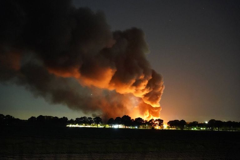 Smoke can be seen from afar (photo: Jeroen Stuve / Persbureau Heitink).