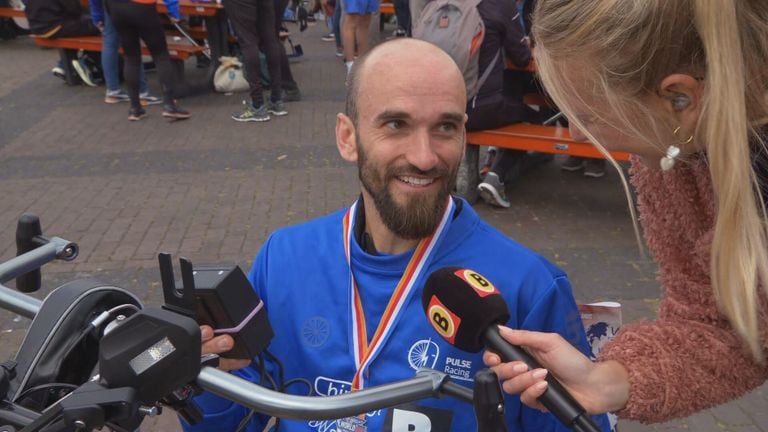 A proud Peter crossed the finish line at Wings for Life Breda (photo: Omroep Brabant). 