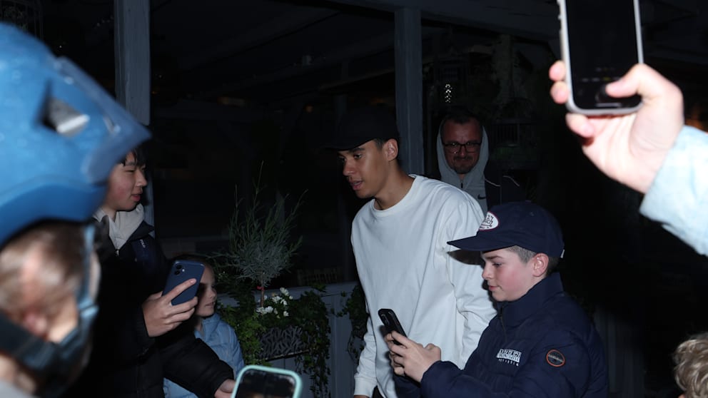 Bayern-Zauberer Jamal Musiala (22) fehlt aktuell verletzt – zur Meisterparty kam er aber trotzdem und alle Fans wollten ein Selfie