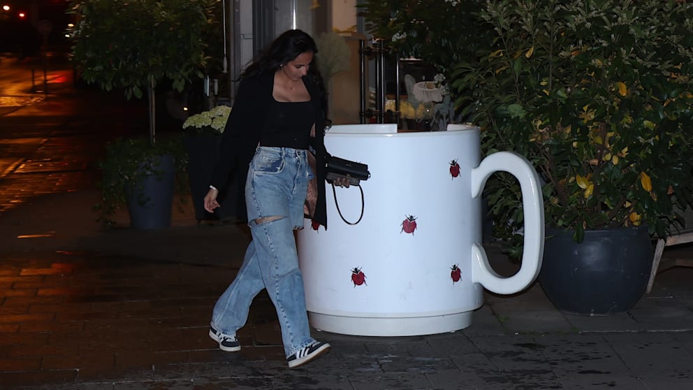 Ines-Sarah Laimer huschte an der berühmten „Käfer“-Tasse vorbei