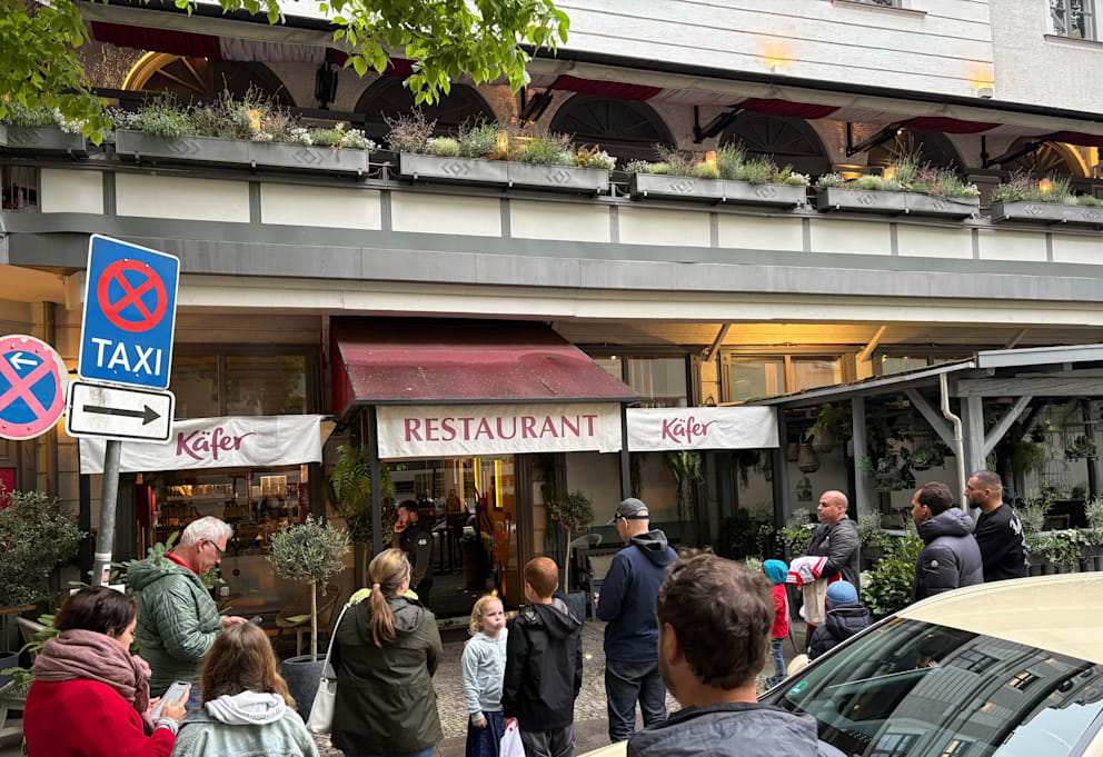 Der Eingang zum Restaurant „Käfer“ mit den wartenden Bayern-Fans