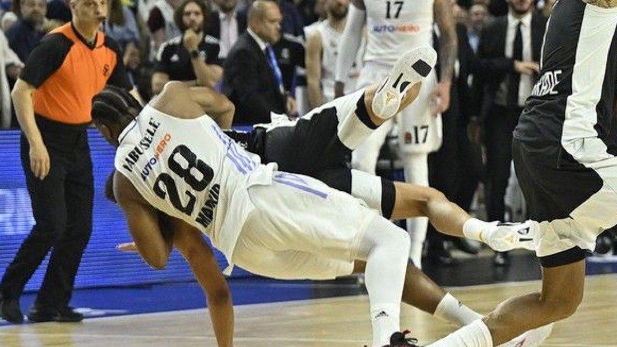 Guerschon Yabusele y Dante Exum, en el Playoff de la Euroliga