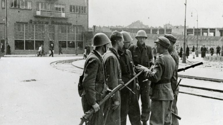 Soldiers from the Wehrmacht in Amsterdam are forced by BS'ers to go back to their headquarters (photo: NIMH).