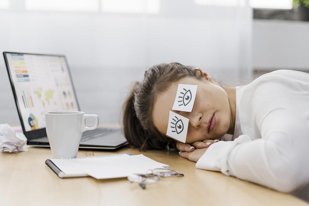 La falta de sueño perjudica el rendimiento laboral y académico.
