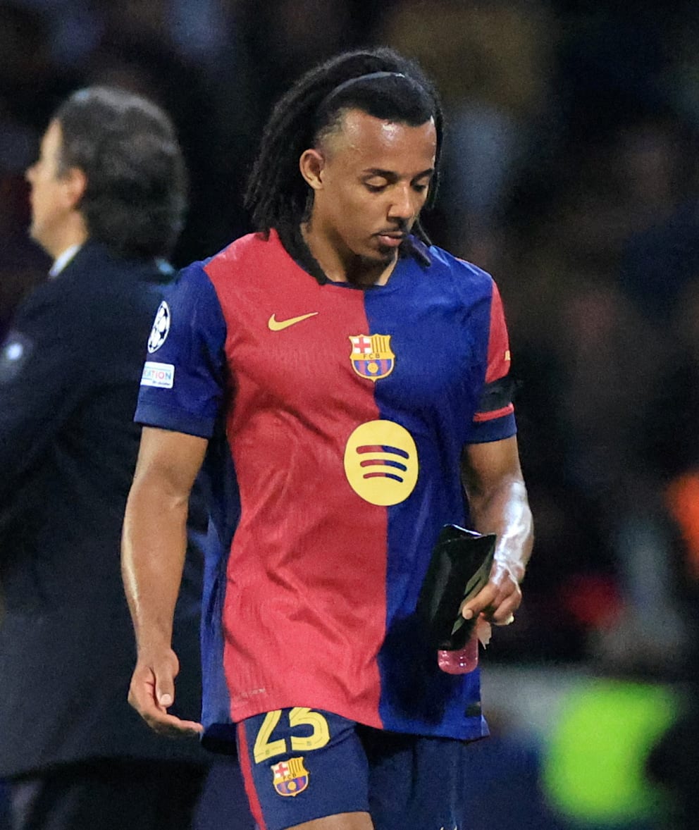 Barcelonas Jules Koundé muss im Hinspiel verletzt vom Platz